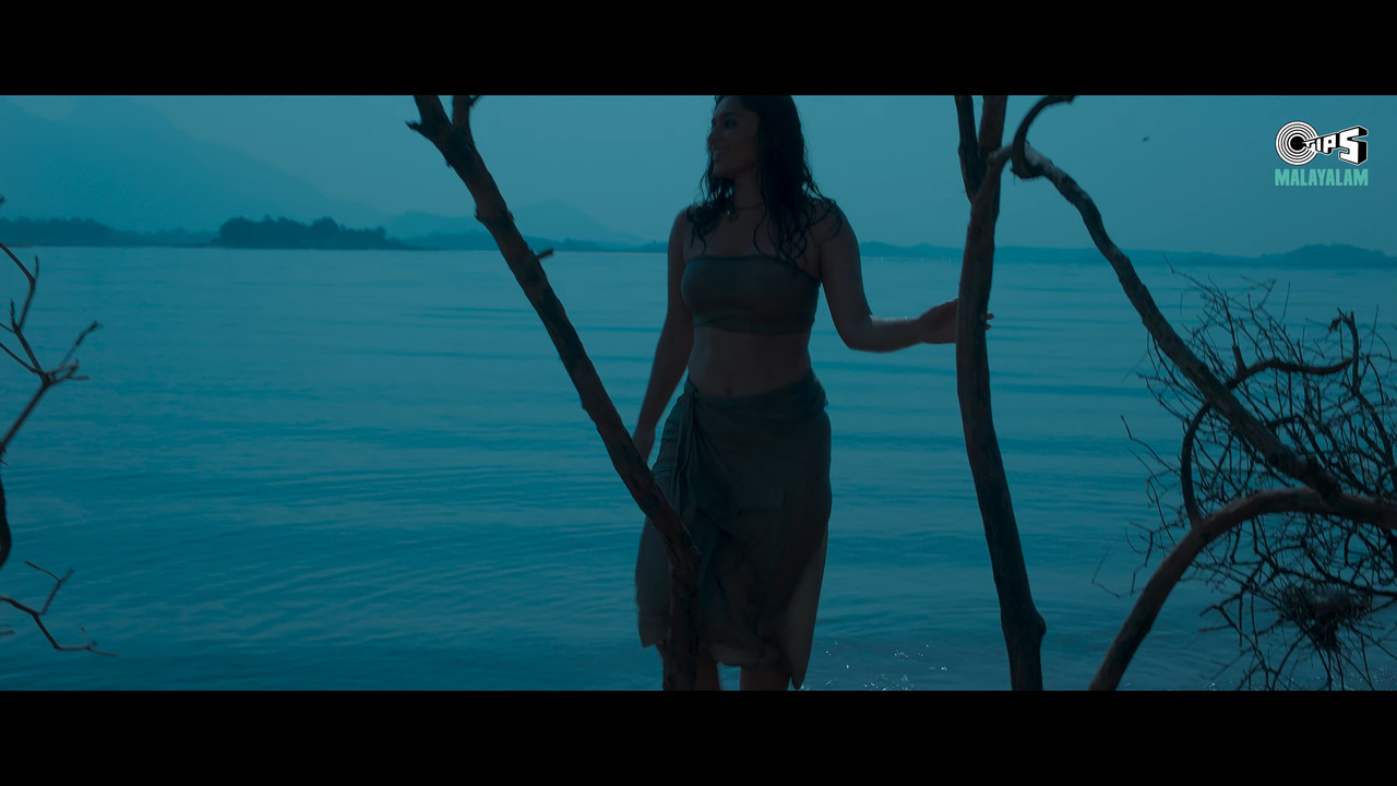 Kayadu Lohar Hot Song Pathonpatham Noottandu.webm_snapshot_00.17.460