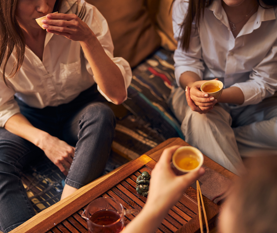 femmes qui boivent un thé entre amies