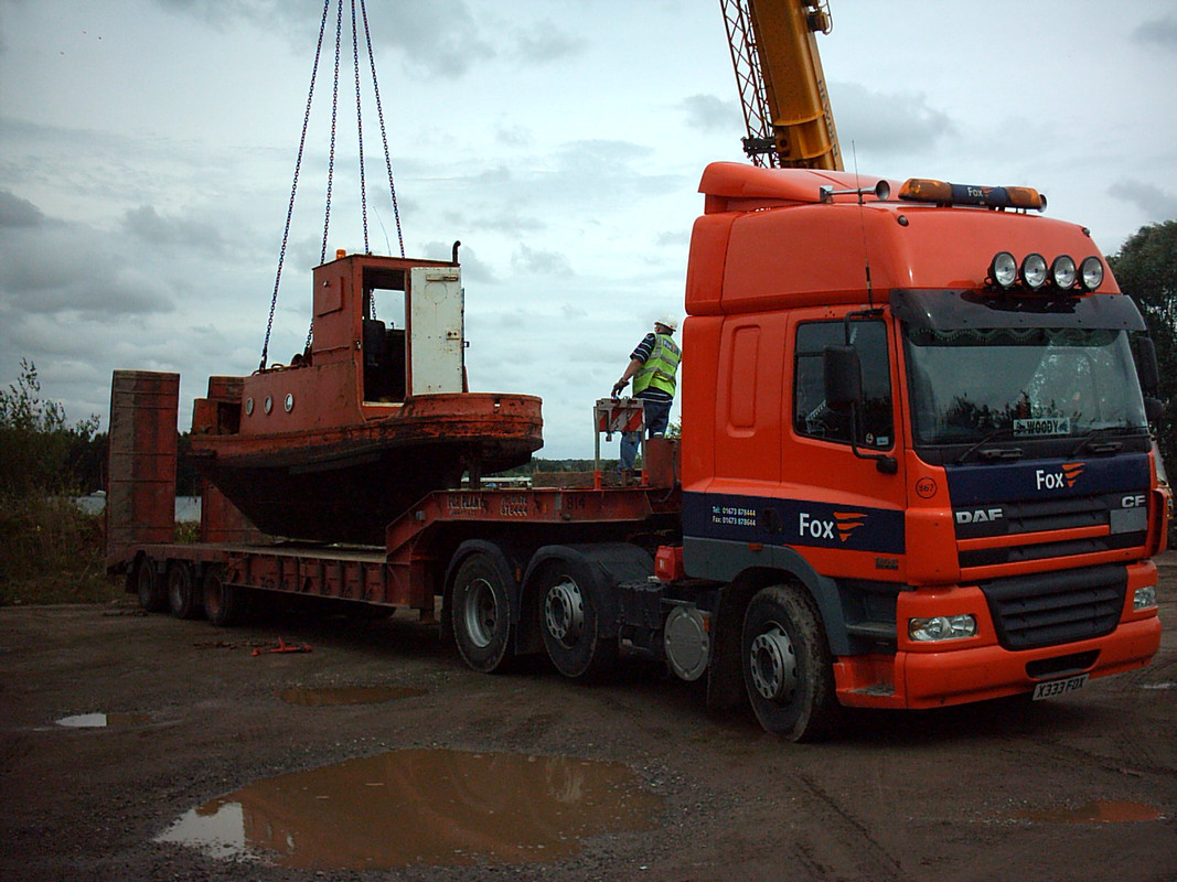 Bantam_tug_being_lifted_from_Hykeham_lak