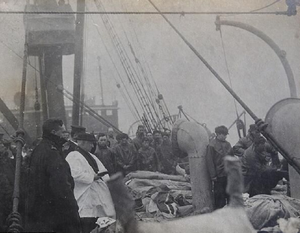 00-priest-praying-over-Titanic-victims-before-they-are-buried-at.jpg