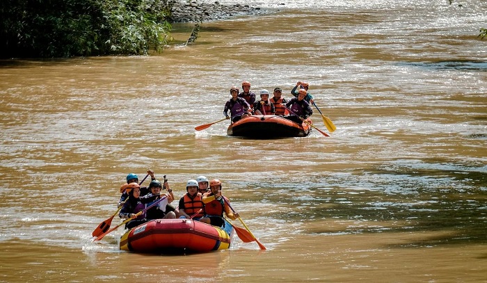 Menparekraf Sandiaga Uno saat menjajal wisata arung jeram (rafting) di Desa Wisata Selamanik, Cipaku, Kabupaten Ciamis, Jawa Barat, Kamis (6/4/2023).