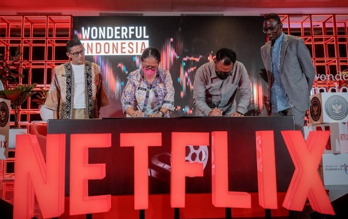 Menteri Pariwisata dan Ekonomi Kreatif Sandiaga Uno dan Wakil Presiden Kebijakan Publik Global Netflix Dean Garfield menyaksikan penandatanganan nota kesepahaman kerja sama di Ritz Carlton Pacific Place, Jakarta, Selasa (6/9/2022).