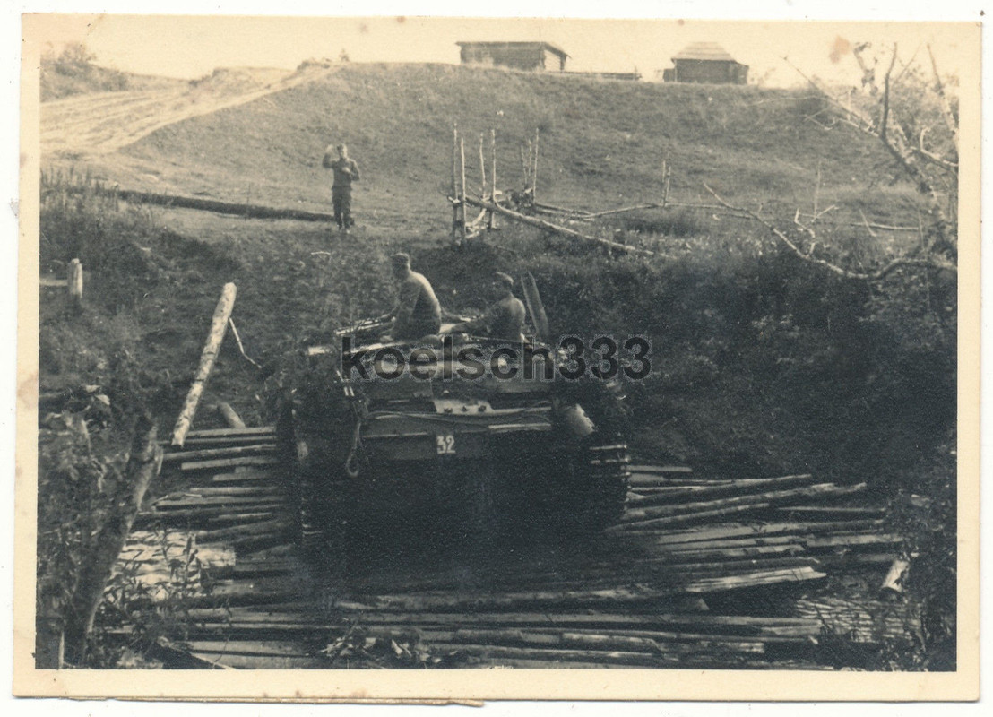 Foto Sturmgeschütz Panzer auf Baumstamm Notbrücke an der Ostfron