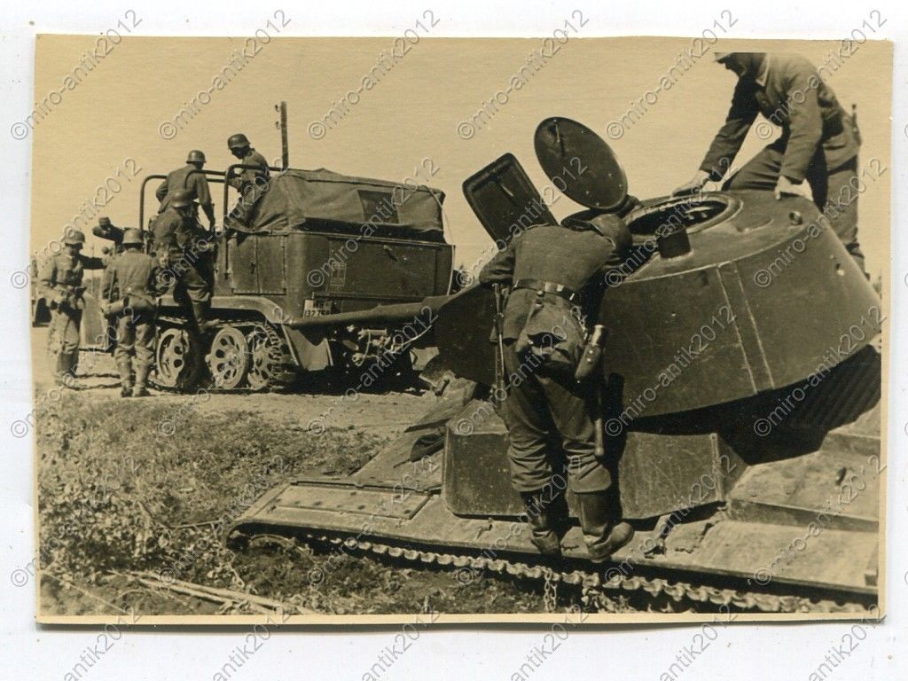 Foto, Wehrmacht, zerstörter Panzer bei Białystok