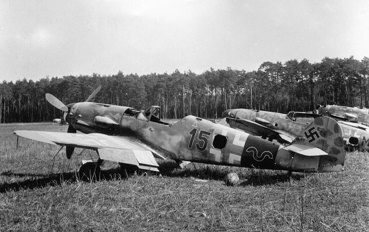 Messerschmitt-Bf-109-K4-14-JG53-Black-15