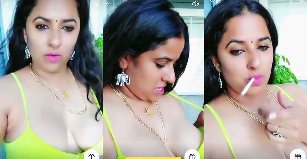 Hot Desi cam model Show cleavage nude live