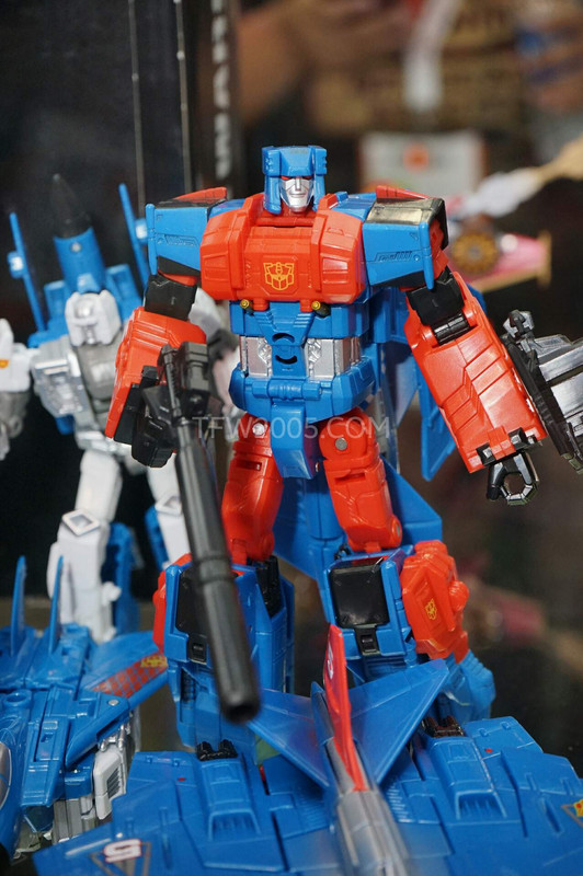 SDCC2015-Hasbro-Case-Transformers-Combiner-Wars-