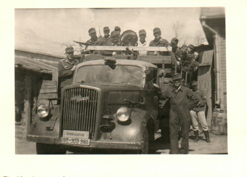 Foto, Männer vom Entstörungstrupp auf Lkw