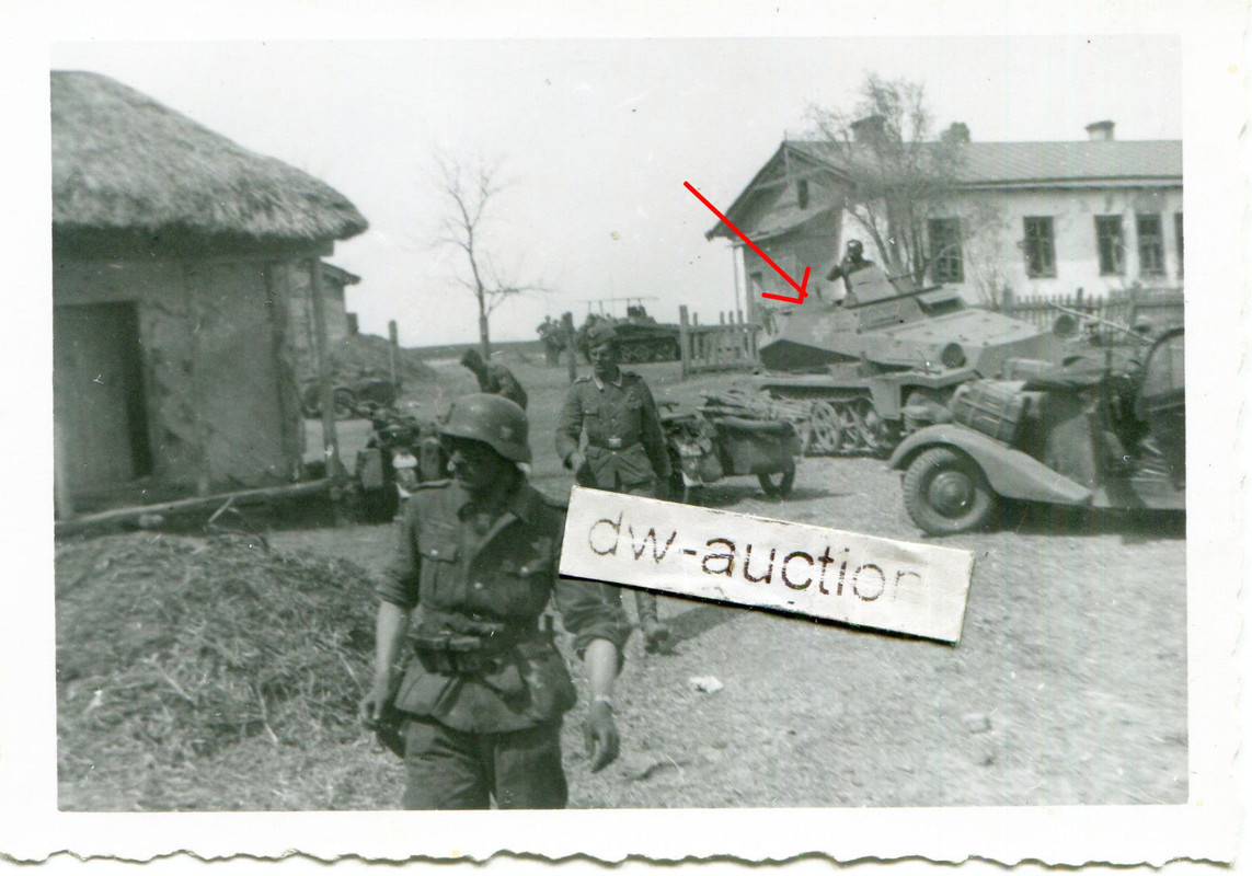 Panzer Spähwagen und Infanterie im Kampfeinsatz