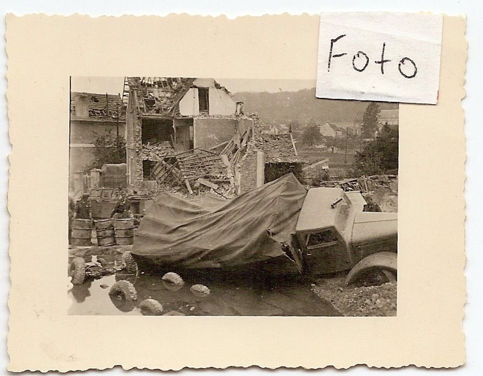 WW2 MILITÄR LKW ZERSTÖRT MIT HAUS RUINE UM 1940