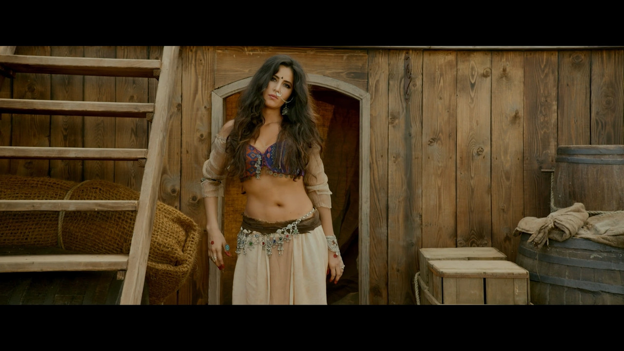 [Image: Katrina-Kaif-hot-Navel-From-Thugs-Of-Hin...-49-16.jpg]