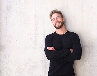 Un homme souriant