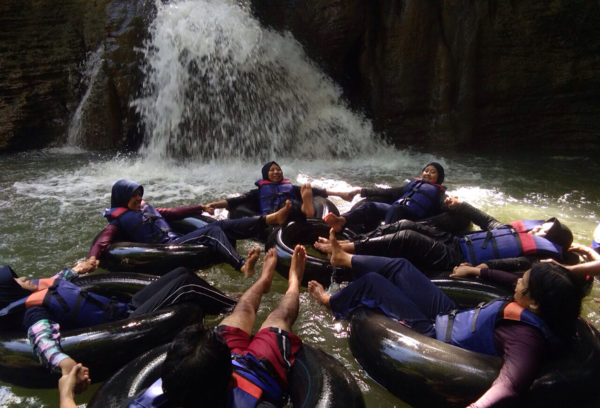 Aktivitas river tubing di Jojogan Pangandaran.