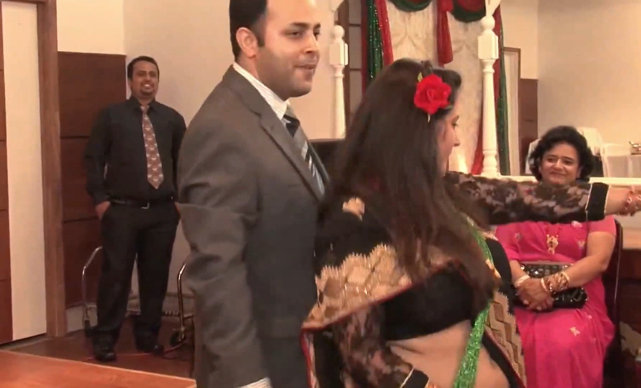 Hot Nepali Aunty Sexy Navel show.mkv_snapshot_01.25.333