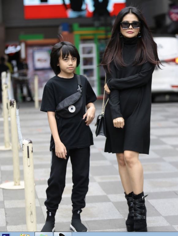 Karina Ranau bersama putranya