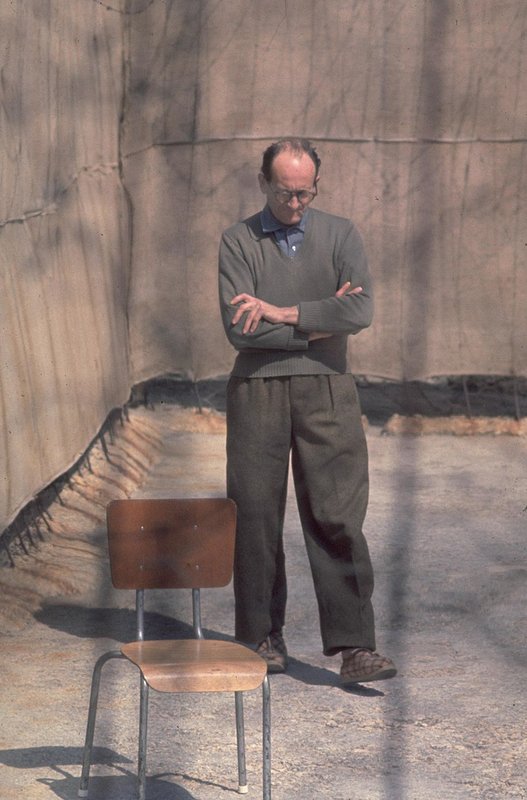 Eichmann en el patio de la Prisión de Ramla en 1961