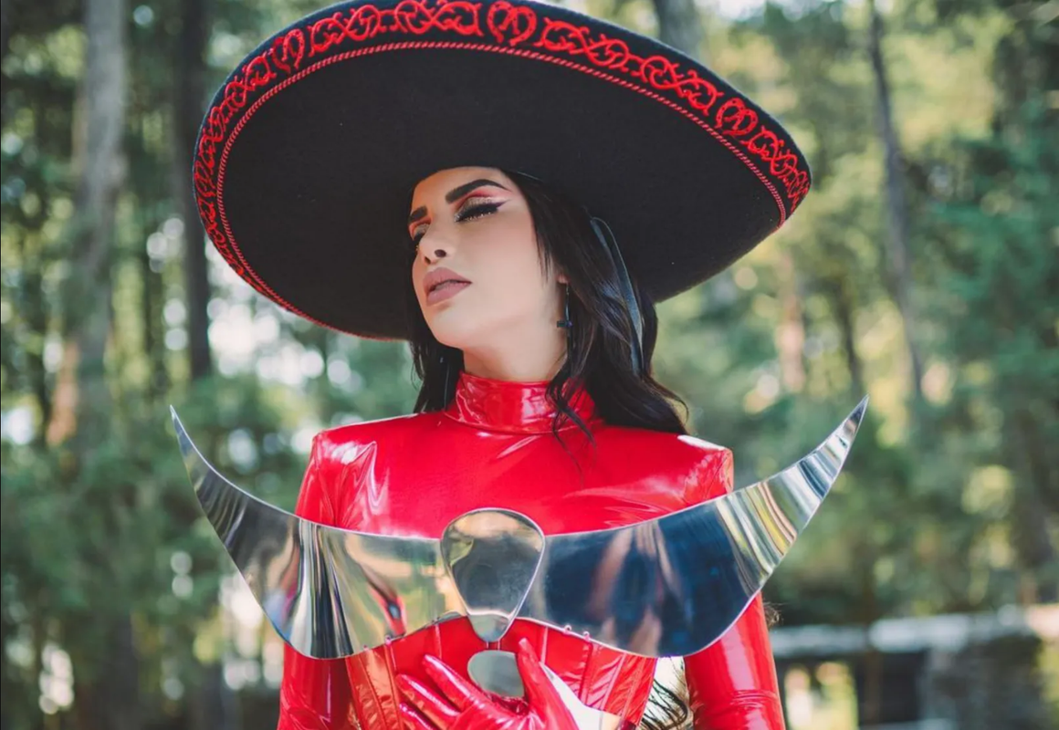 Abejas atacan a fans de Kimberly Loaiza durante concierto en Mazatlán