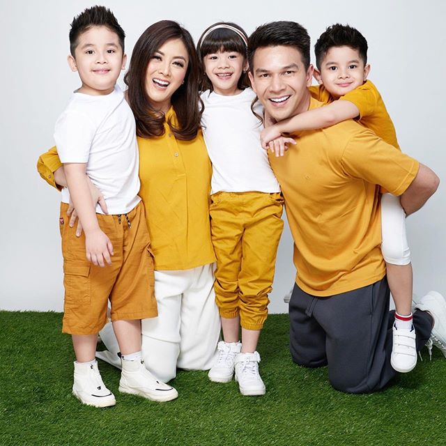 7 Potret terbaru Jonathan Frizzy, ayah tiga anak yang makin menawan