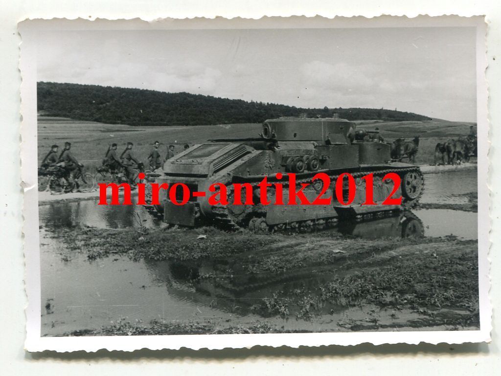 Foto, Radfahrschwadron, zerstörter Panzer der Ru