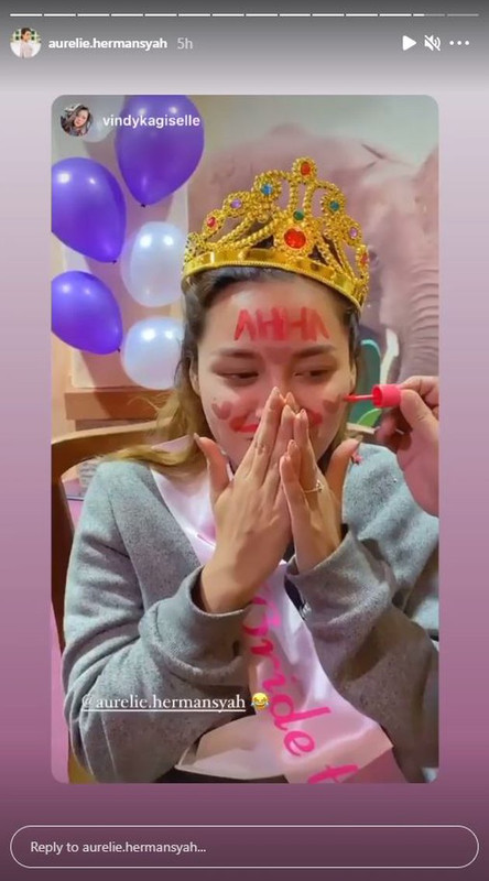 Aurel kenakan selempang bertuliskan Bride to be