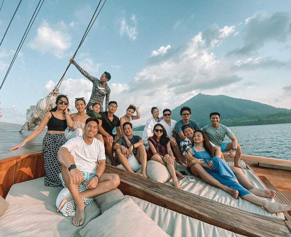 Nikita Willy bersama kekasih berpose di antara teman-temannya saat liburan di Banda Neira