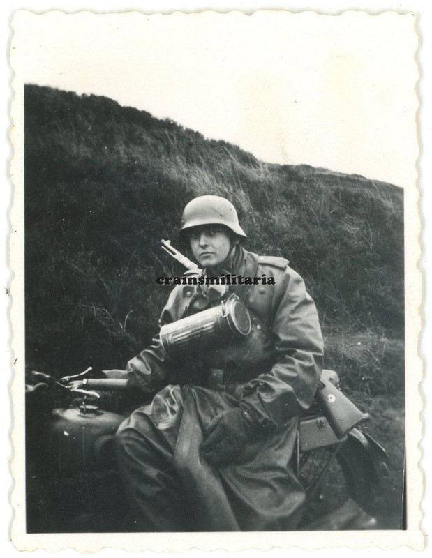 Orig. Foto Kradmelder mit Motorrad Mantel in VEJLE Dänemark 1943.
