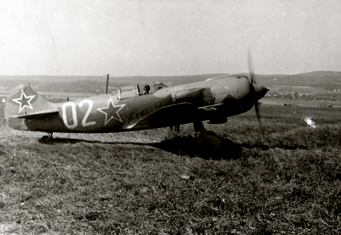 Lavochkin-La-5FN-unknown-unite-White-02-taxiing-02