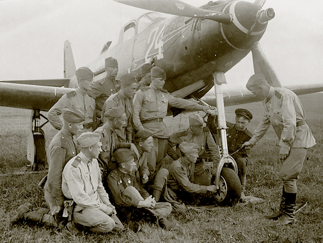 Bell-P-39-Airacobra-211GVIAP-23GIAD-White-24-Ukrainian-Front-1944-01