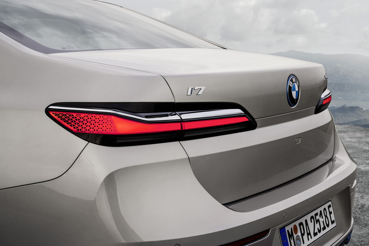 P90458203_highRes_the-new-bmw-i7-xdriv