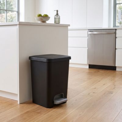 Zafacón Sterilite 10619002 de 10.2 litros color negro mate con pedal