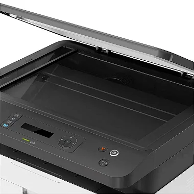 Multifuncional compacta sobre uma mesa de escritório