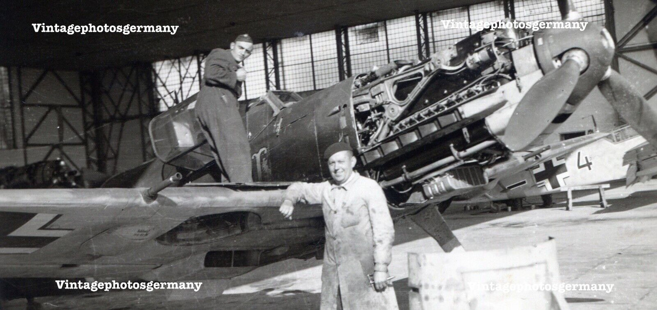 D1441 Foto deutsches Flugzeug Me109 Bf109 Staffelwappen Wappen Wartung (1)