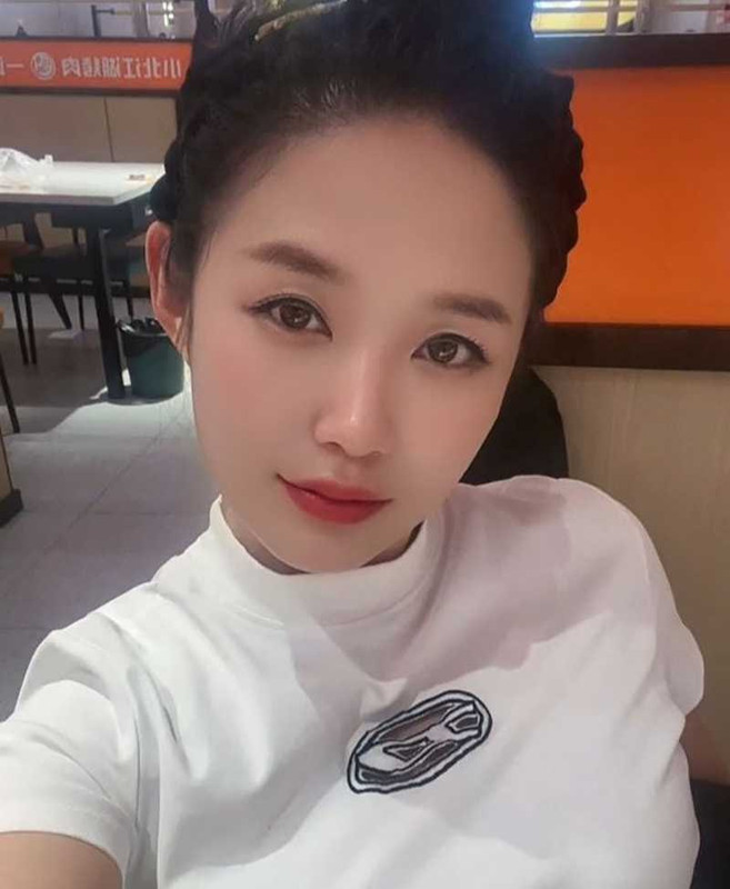 X5黑龙江已婚少妇 于春妹 真骚啊！长得美艳，身段火辣，奶子又大又圆！跟炮友婚内偷情，淫照性爱视频全被流出！视频里她穿开档黑丝，被无套爆操，小穴操的那是白浆四溢啊，还有内射流精的特写镜头！而且拍了多段