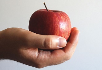 Яблуко на долоні