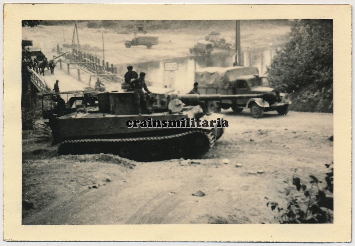 Orig. Foto deutsche Panzer TIGER I Tank b. Notbrücke in Russland