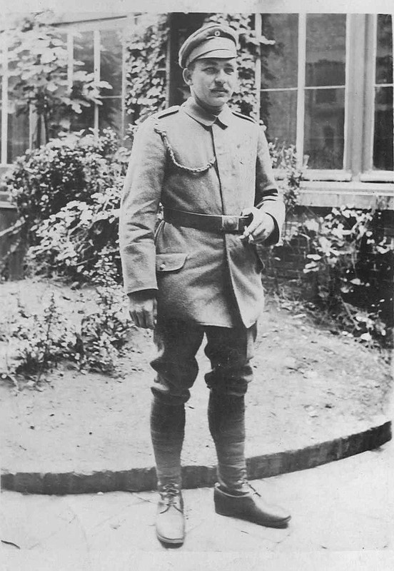 w mundurze polowym 54 pułku piechoty Kołobrzeg