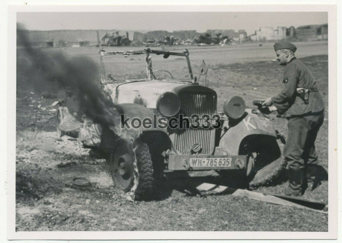 Foto Kübelwagen der 16. Panzer Div. brennt ! Notek Lampe soll gerettet werden !