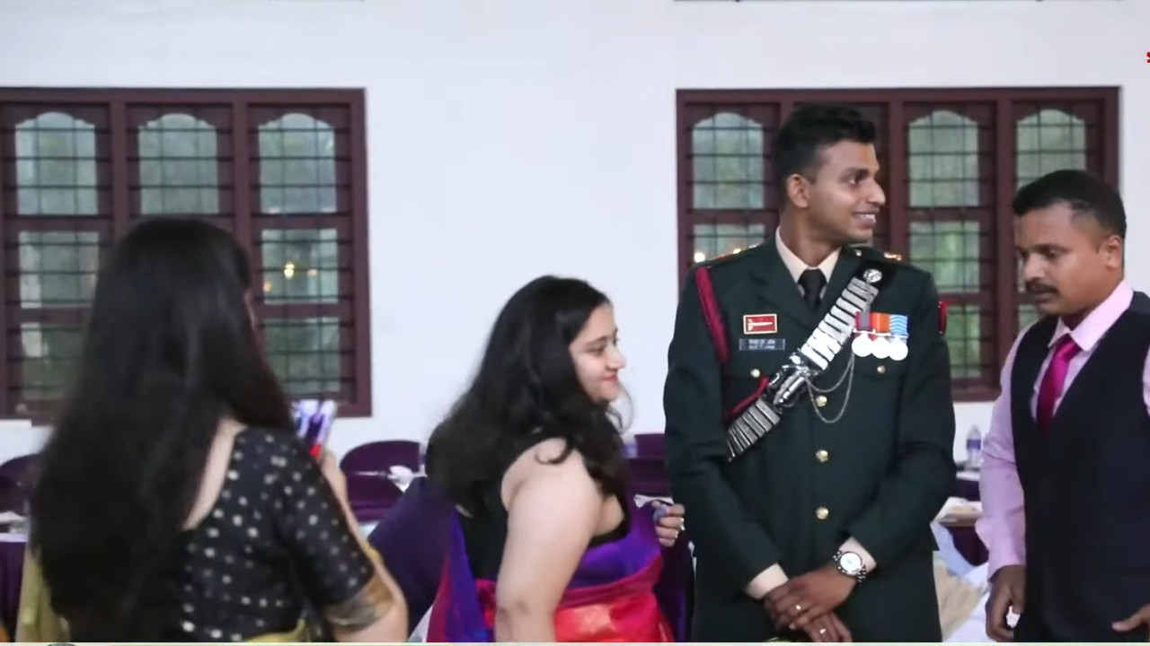 Cute Malayali bride wide open deep anvel in red saree.mp4_snapshot_00.00.580