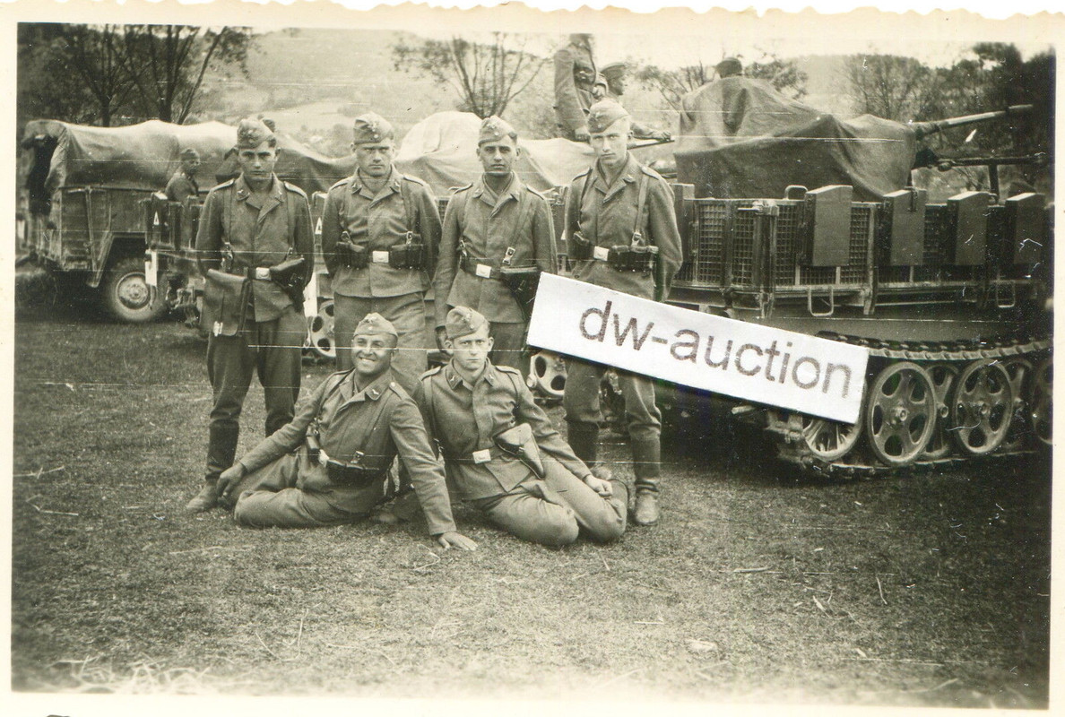 Fallschirmjäger mit SdKfz Halbkette