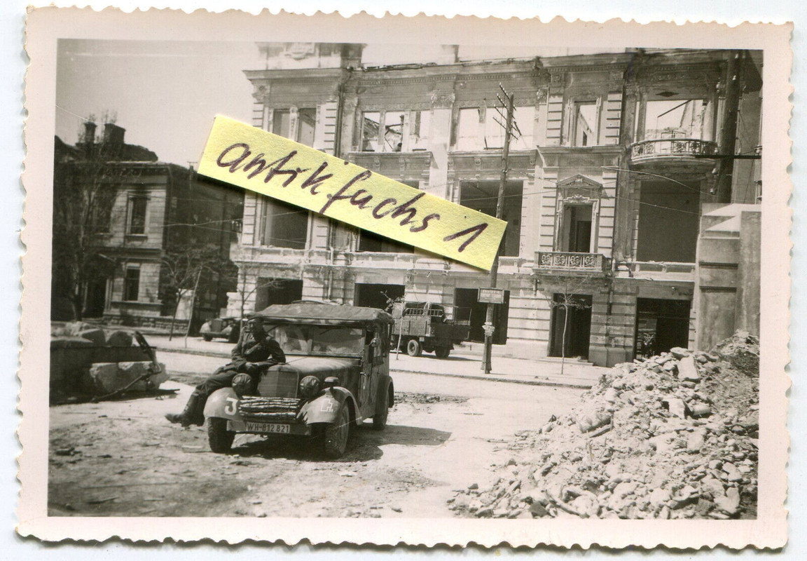 WH-Kübelwagen mit aufgemaltem J im zerstörten Ort an der Ostfront 1944