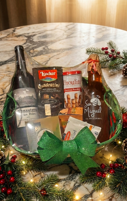 Canasta navideña con miel San Miguel, vino y chocolates