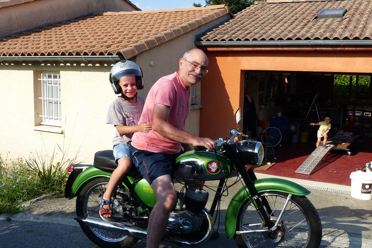 Pacôme et Anicet  sur la moto avec papy juil 2020 (13)