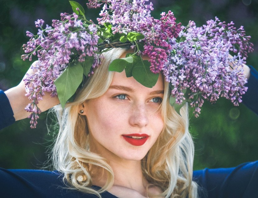 meisje-met-bloemen-in-de-haren