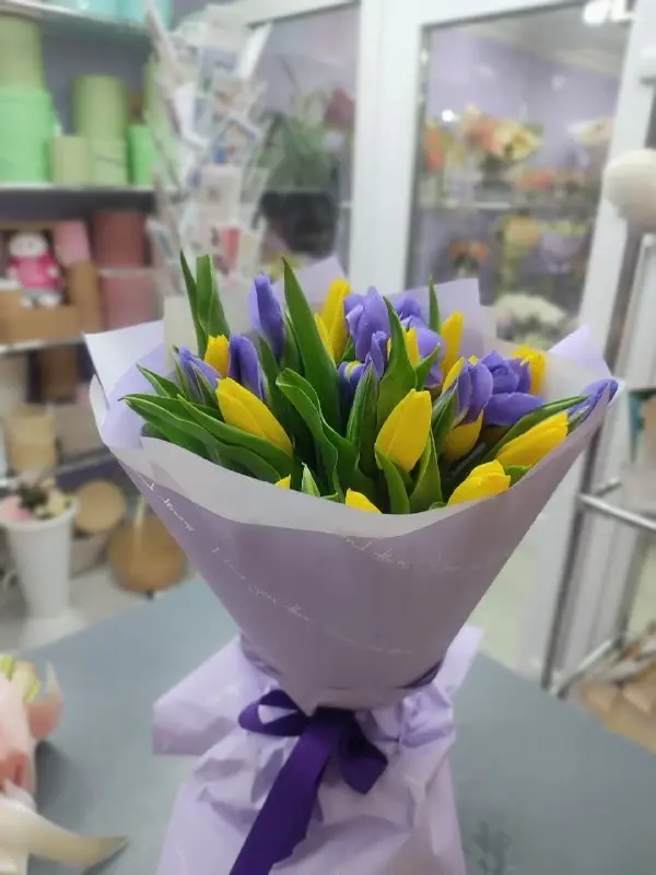 Тюльпаны и ирисы