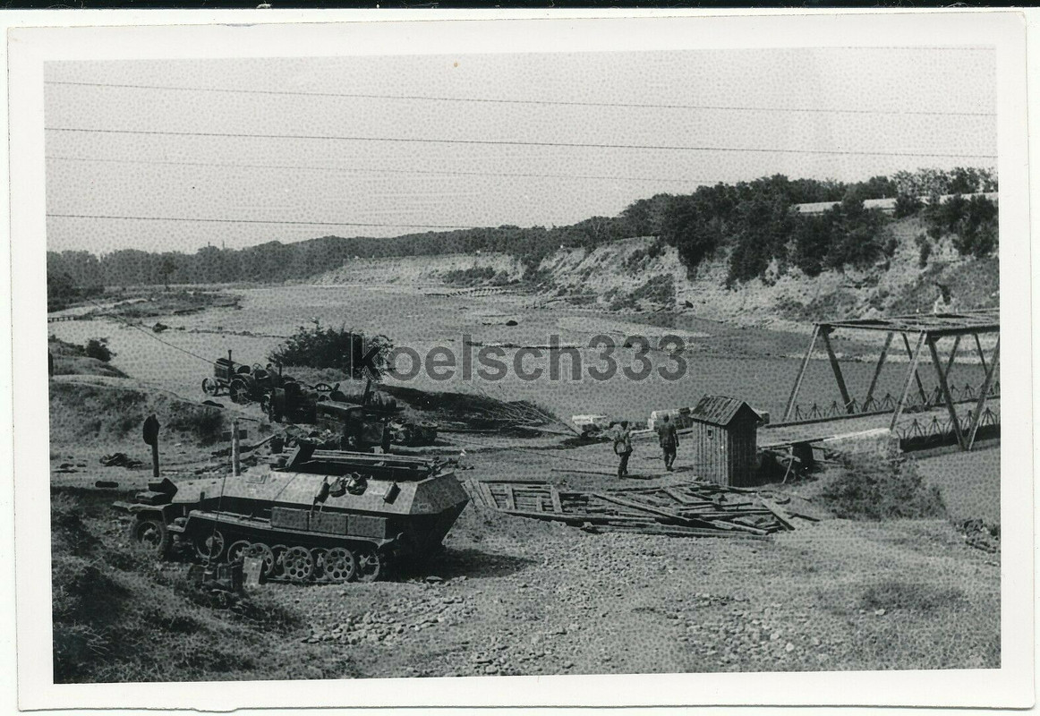 Foto Schützenpanzer vor russischen Traktoren am Maikop Brückenko