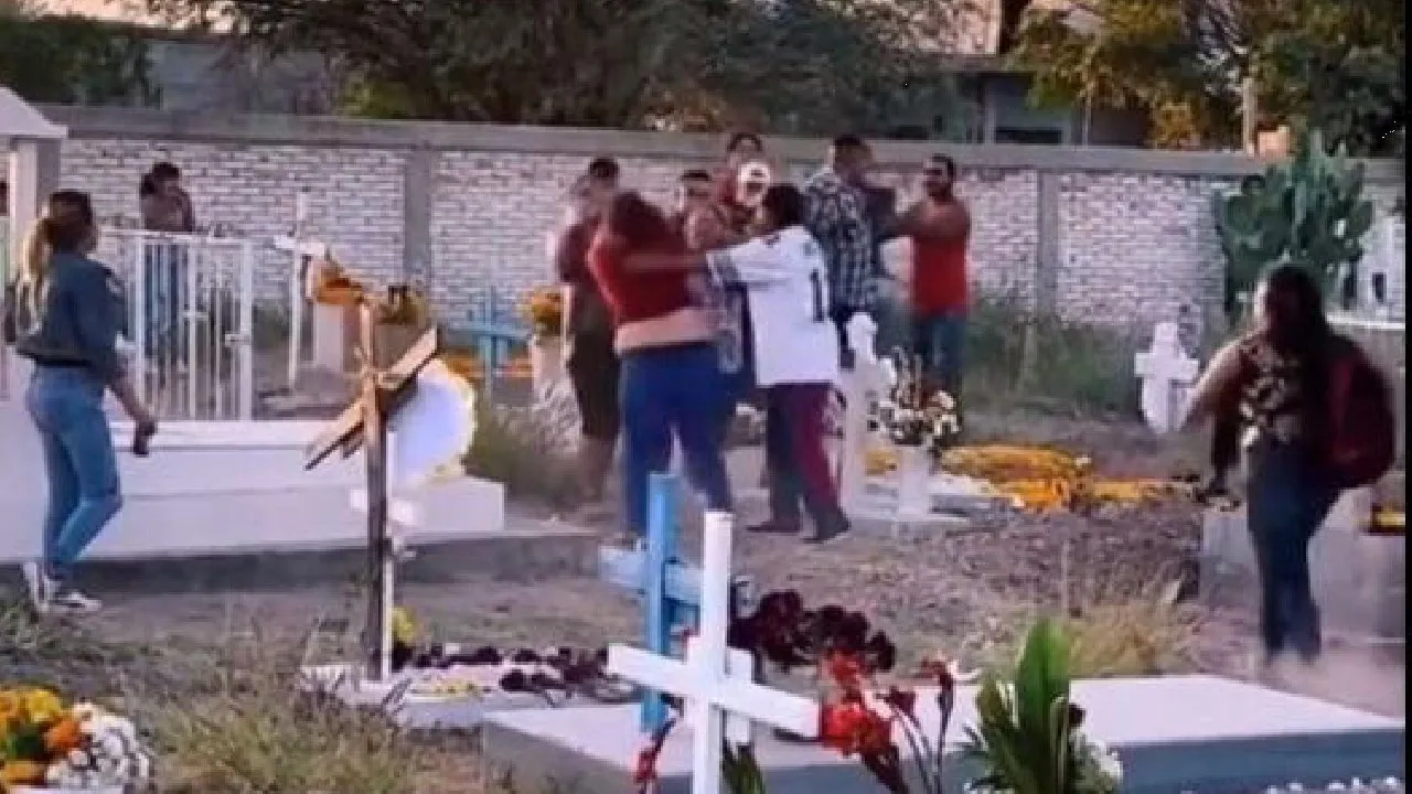 VIDEO: Familia se pelea por los terrenos del difunto en medio del cementerio 