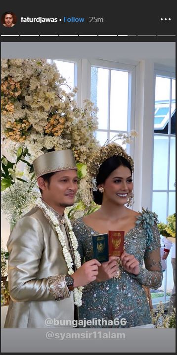 Pasangan Syamsir Alam dan Bunga Jelitha memegang buku nikah
