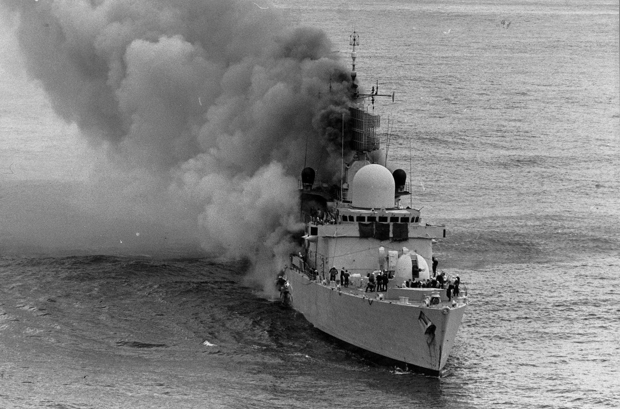 HMS Sheffield (D.80) пожар после попадания аргентинской ракеты, 4 мая 1982-1