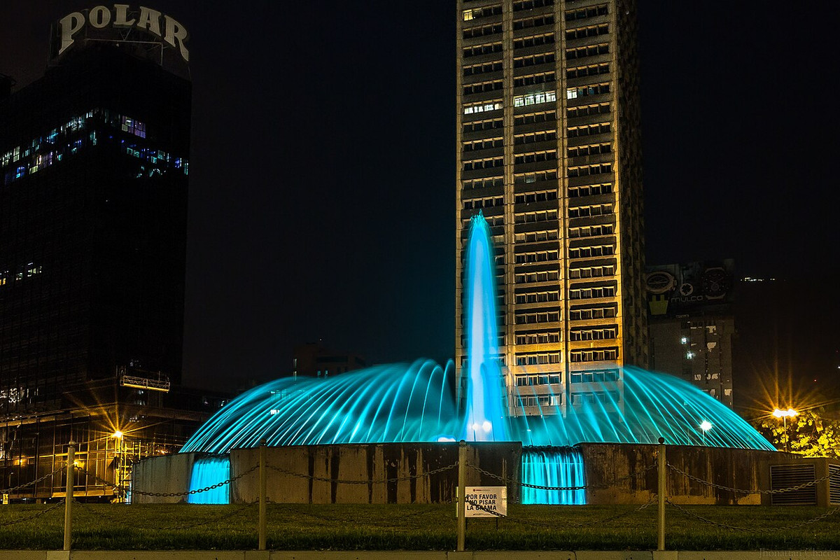 Plaza-Venezuela-Noche.jpg