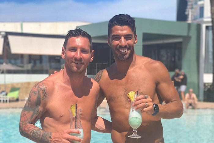 Lionel Messi dan Luis Suarez bersahabat sejak bermain bersama di Barcelona. Belum lama ini, Lionel Messi bahkan meminjakan jet pribadinya kepada Luis Suarez untuk merampungkan transfer ke klub barunya Nacional di Uruguay, Minggu (31/7/2022).
